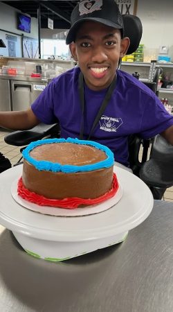 Yadi A staff member and his decorated cake